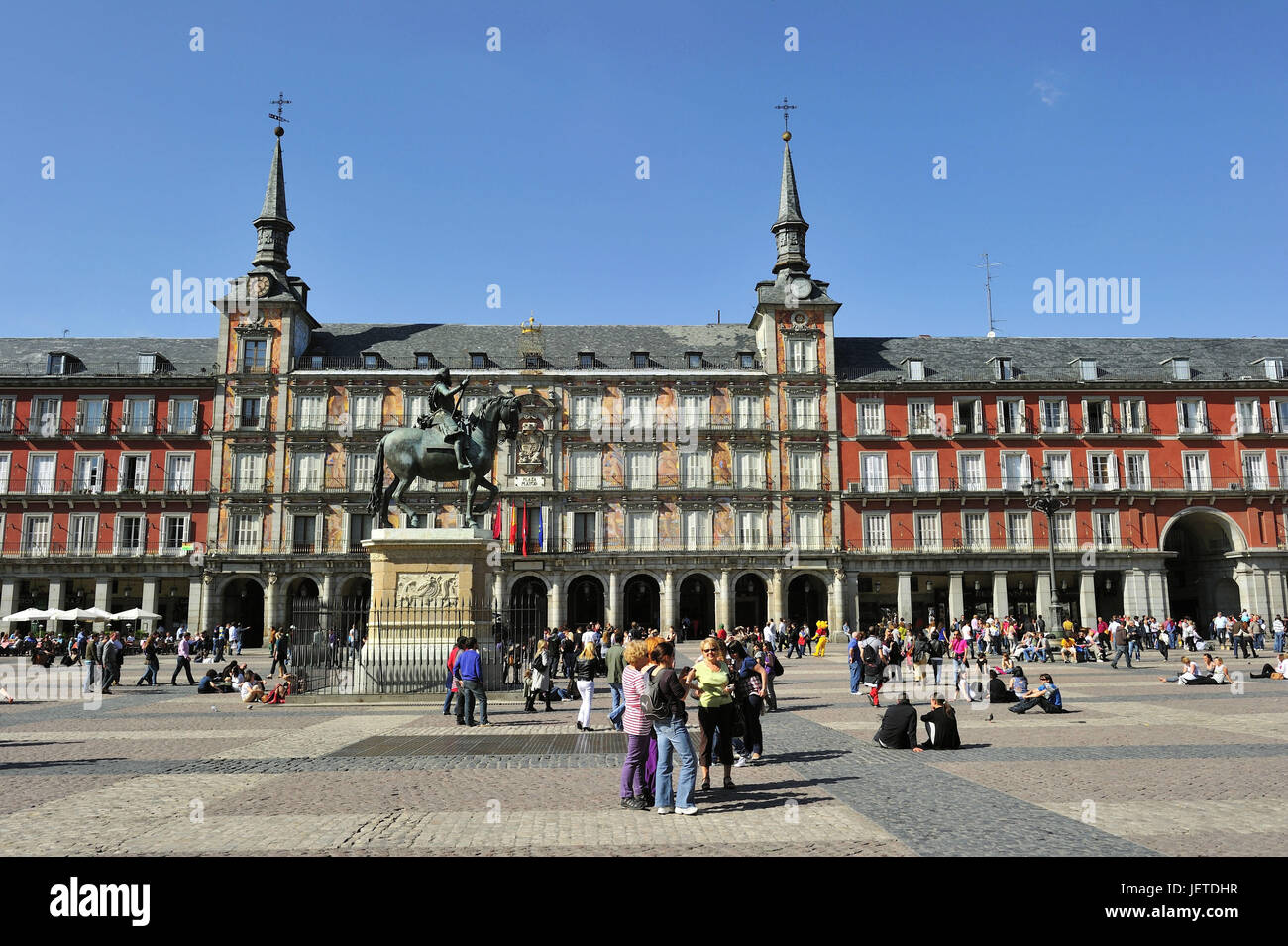 Spagna, Madrid, Plaza Mayor, statua equestre, Felipe III, molte persone, Foto Stock