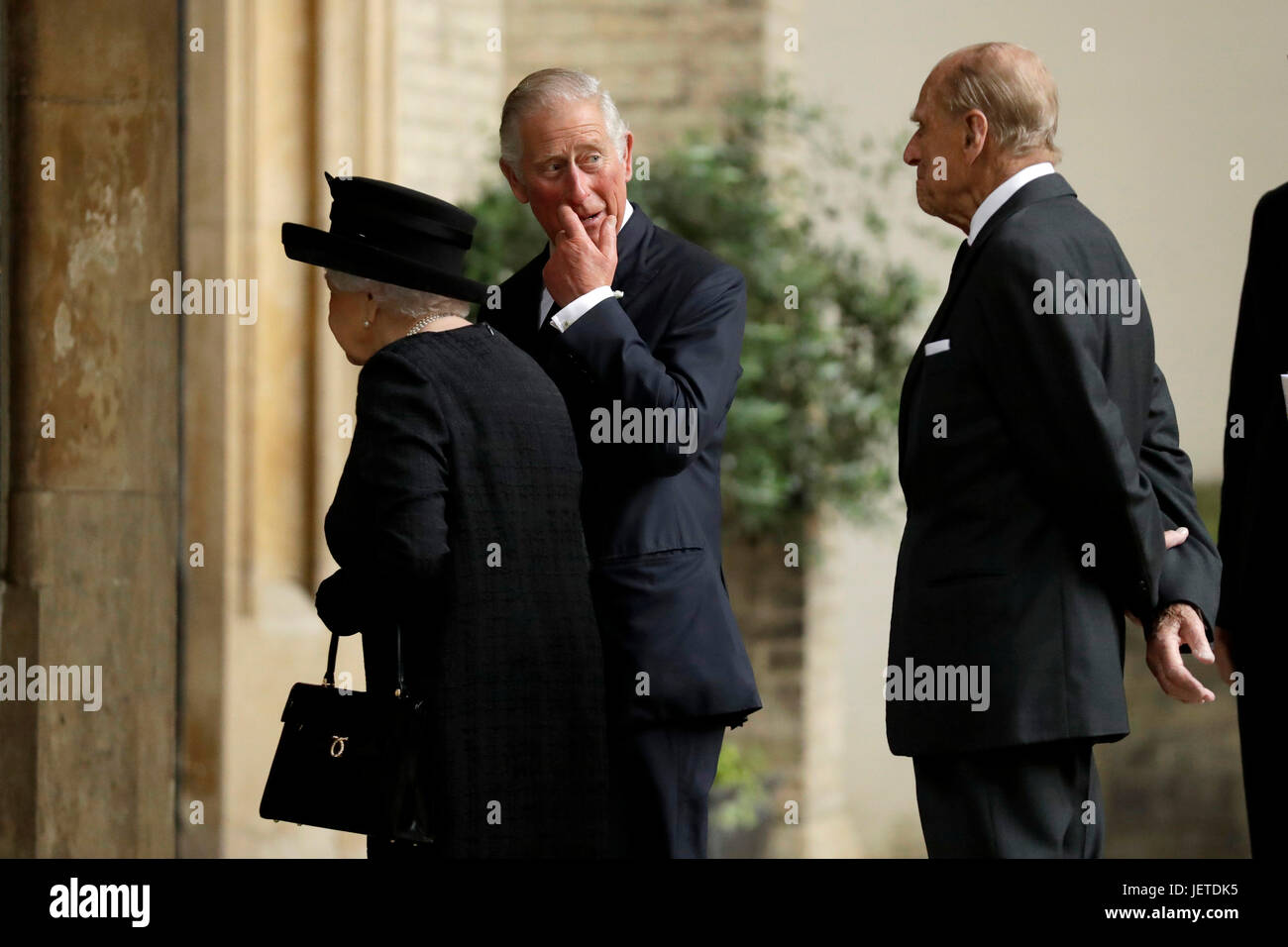 Il Principe di Galles saluta la Regina Elisabetta II e il Duca di Edimburgo al funerale della contessa Mountbatten di Birmania presso la chiesa di St Paul, Knightsbridge di Londra. Foto Stock
