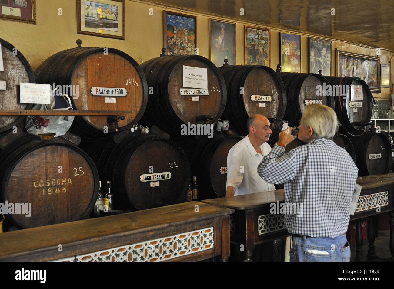 Spagna, Malaga, due uomini in un wine bar, Foto Stock