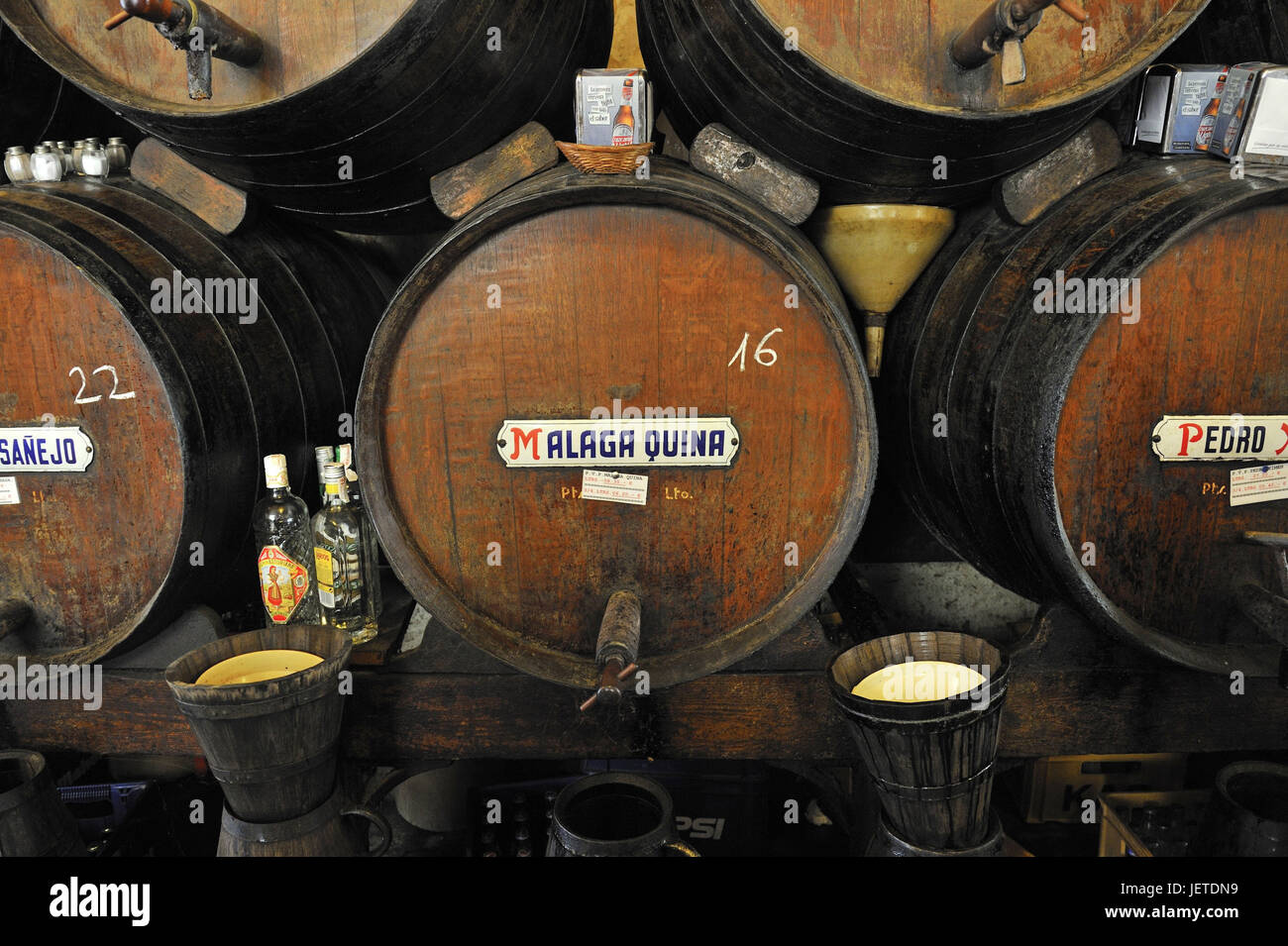 Spagna, Malaga, botti di vino in un wine bar, Foto Stock