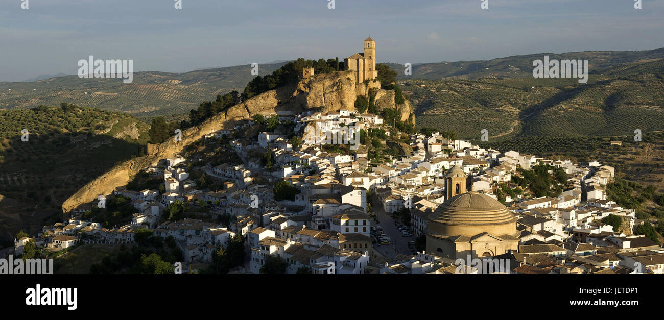 Spagna, Andalusia, Montefrio, castello rovina sulla collina a circa il villaggio, Foto Stock