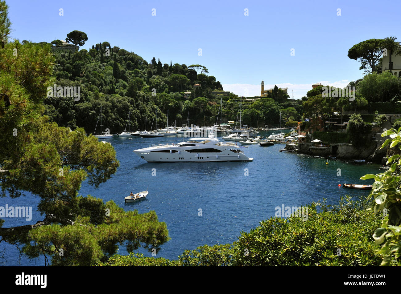 In Italia, la Liguria, Riviera Tu il Levante, natura porto di Portofino, motore yacht, Foto Stock