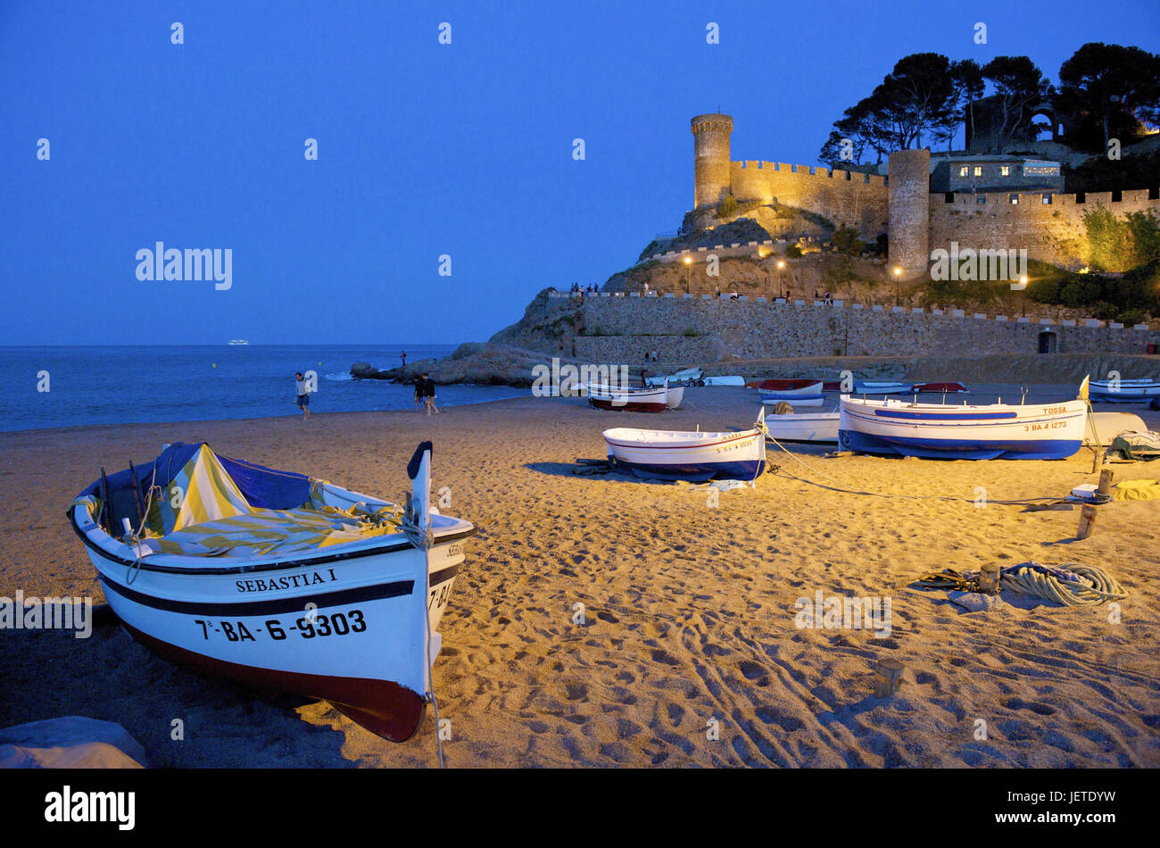 In Spagna, in Catalogna, Costa Brava, Tossa de Mar, stivali sulla spiaggia di notte, Foto Stock