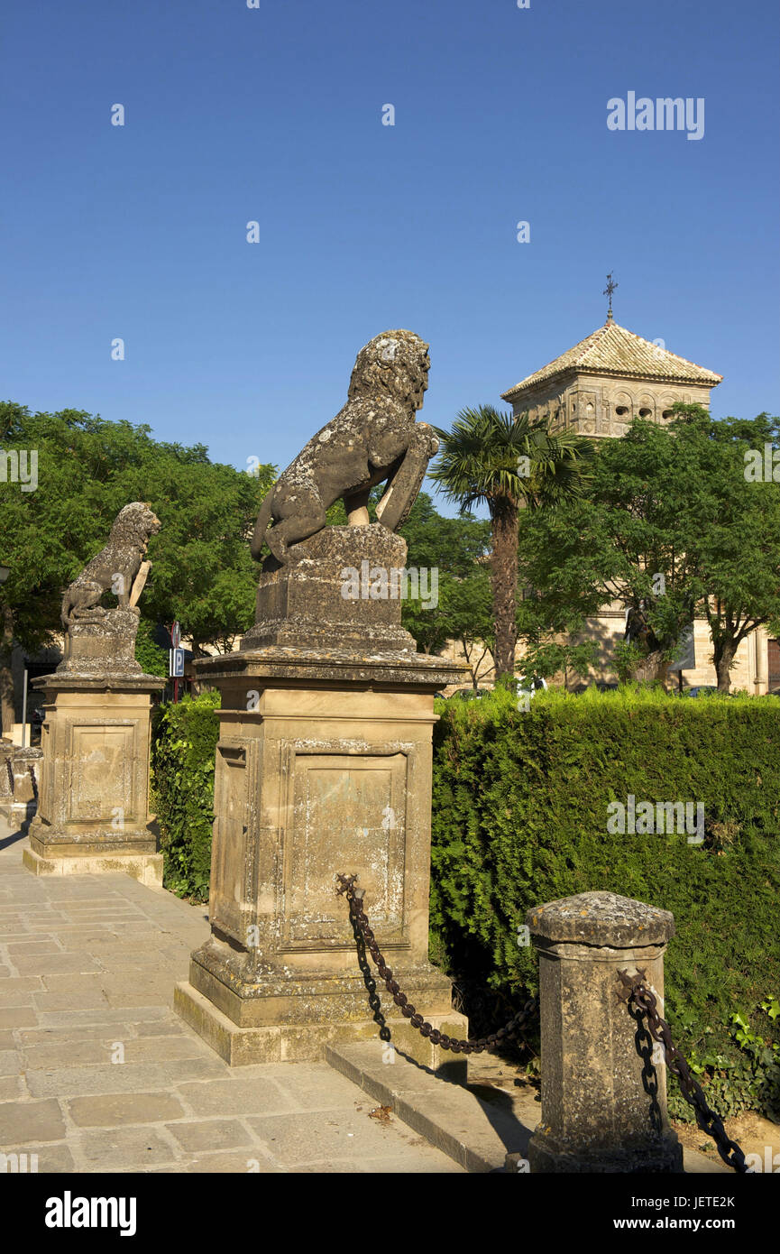 Spagna, Andalusia, a Ubeda, provincia di Jaén, Ubeda, Vazquez de Molina Platz con Lion's sculture, Foto Stock