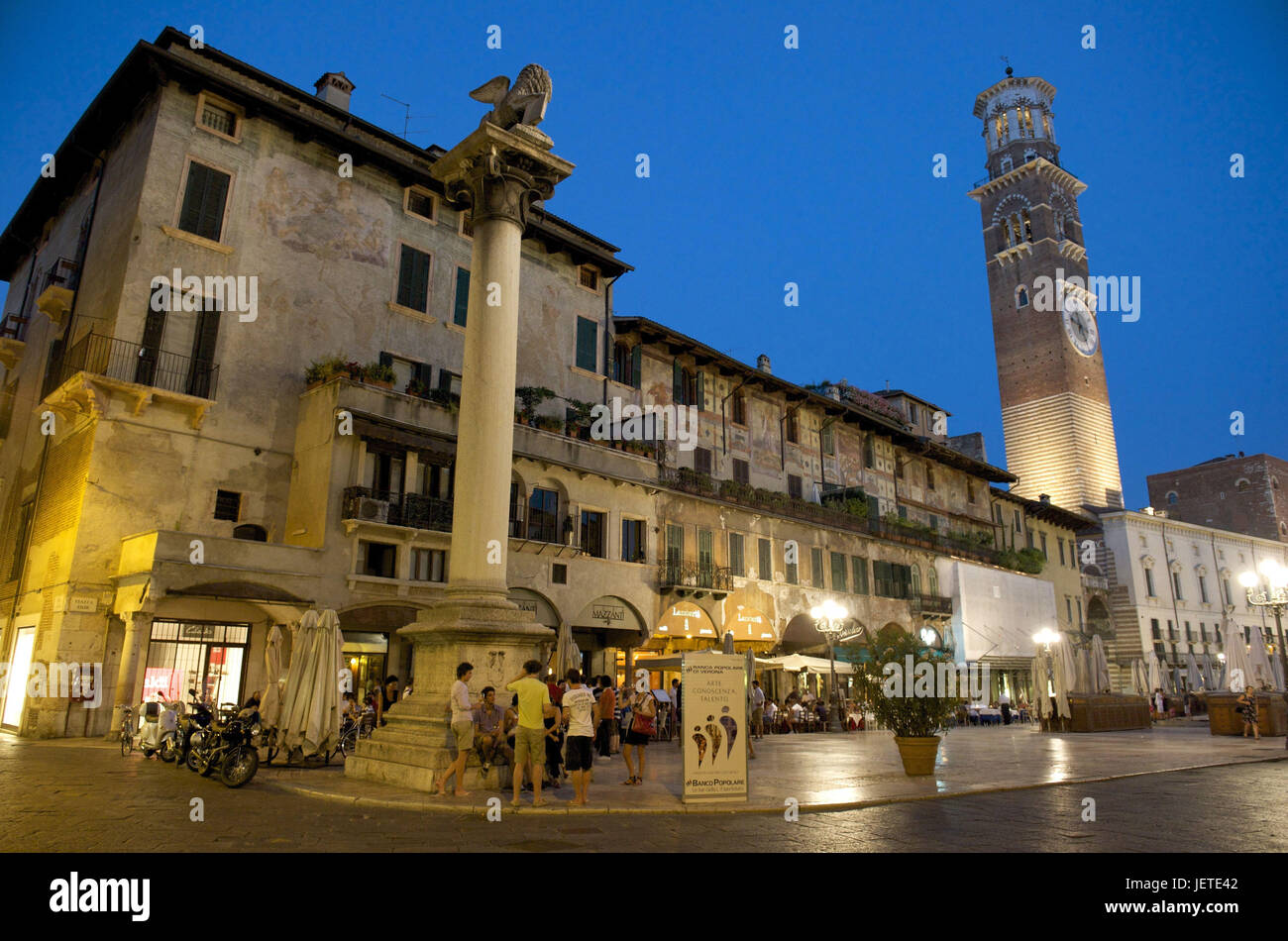 L'Italia, Veneto, Verona, Piazza depressione erede, Torre dei Lamberti di notte, Foto Stock