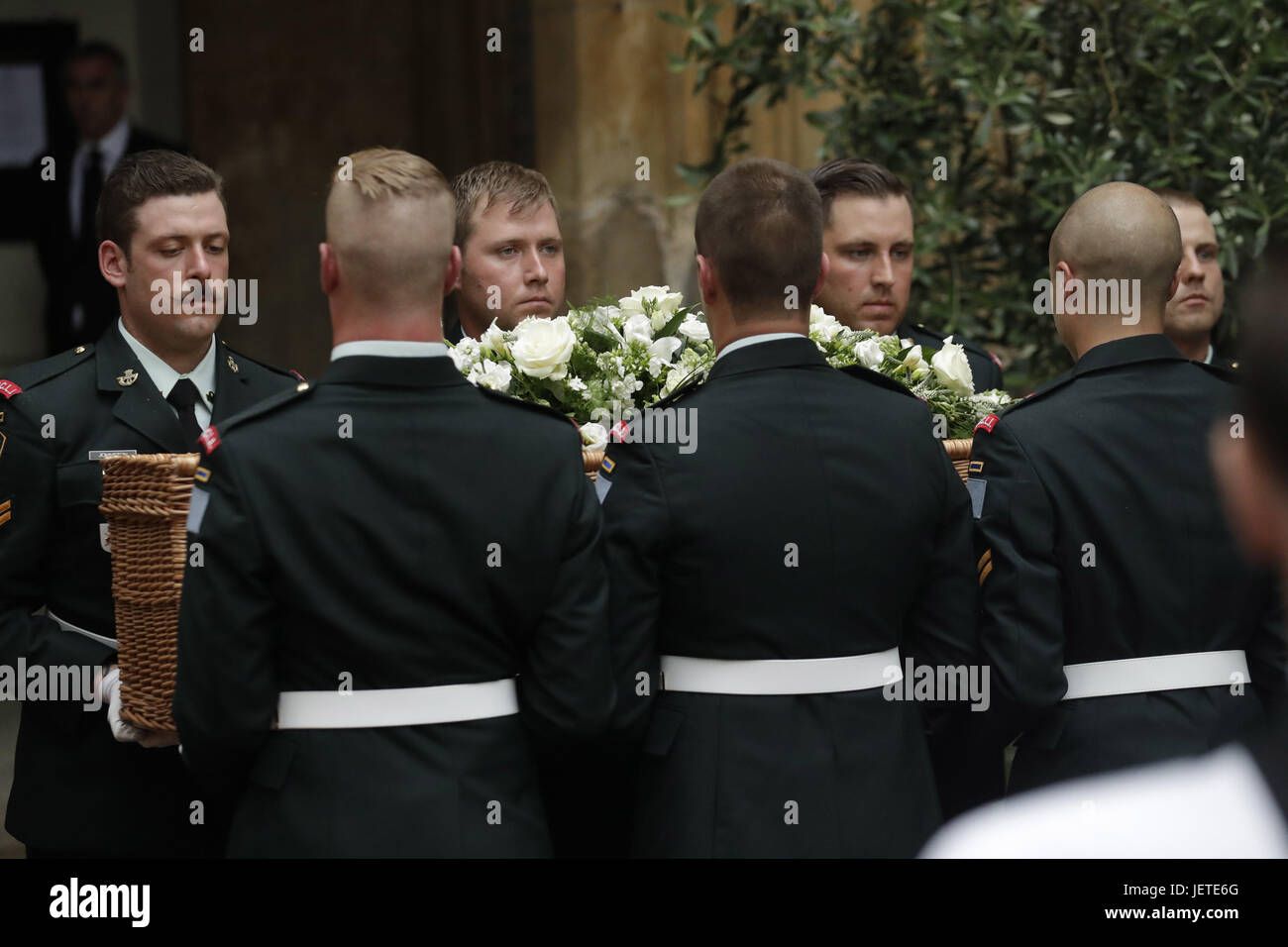 La bara di Contessa Mountbatten di Birmania lascia la chiesa di St Paul, Knightsbridge, Londra, durante il suo funerale. ... 27-06-2017 ... Foto di: Matt Dunham/PA filo.urn:31853015 Foto Stock