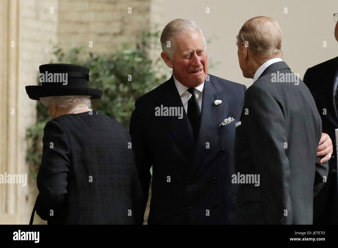 Il Principe di Galles saluta la Regina Elisabetta II e il Duca di Edimburgo al funerale della contessa Mountbatten di Birmania presso la chiesa di St Paul, Knightsbridge di Londra. ... 27-06-2017 ... Foto di: Matt Dunham/PA filo.urn:31853653 Foto Stock