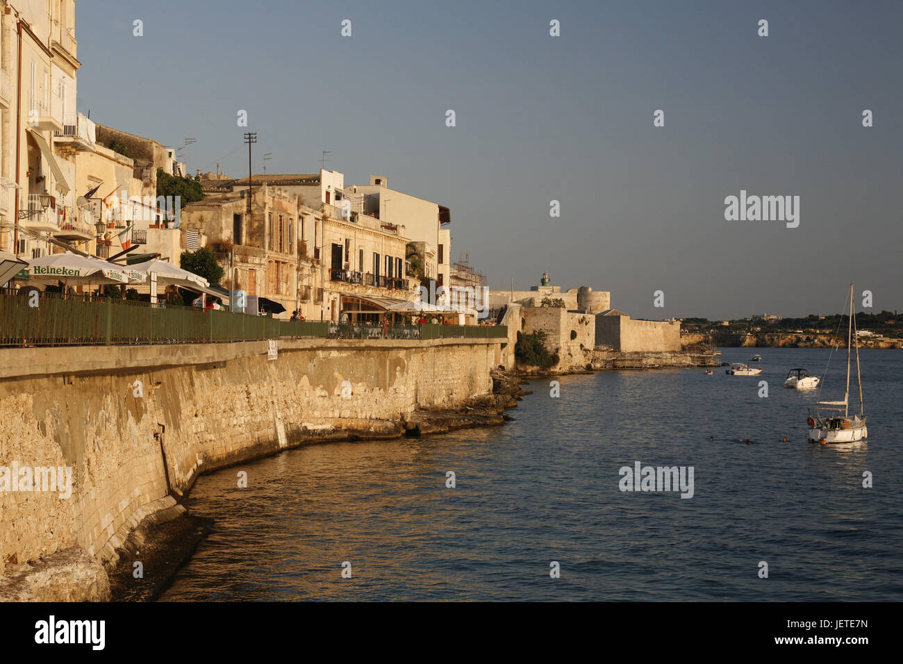 L'Italia, Sicilia, isola di Ortigia, Siracusa, banca promenade, street cafe, mare, barche da pesca, Europa meridionale, Siracusa, promenade, case, edifici, mare, barche, destinazione, turismo, estate, Foto Stock