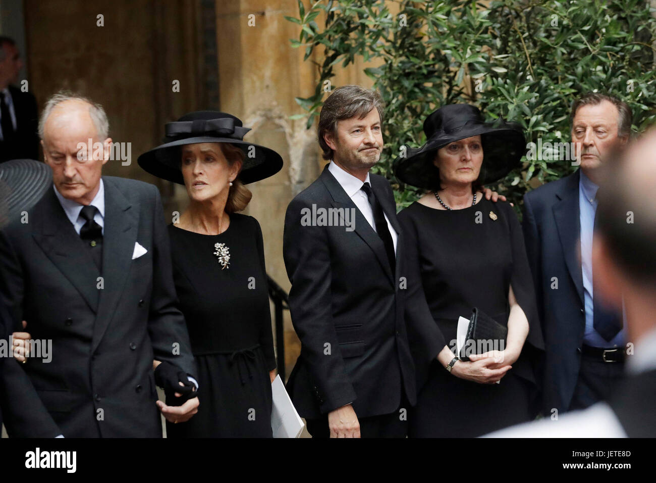 Signore Romsey (sinistra) e sua moglie Penelope (seconda a sinistra) lasciare il funerale della contessa Mountbatten di Birmania presso la chiesa di St Paul, Knightsbridge di Londra. ... 27-06-2017 ... Foto di: Matt Dunham/PA filo.urn:31853004 Foto Stock