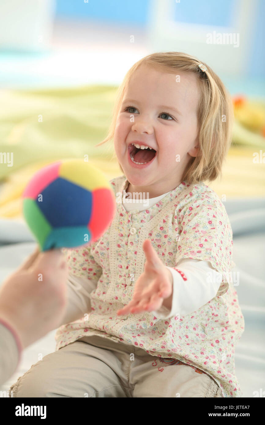 Infantile, ragazza, 2,5 anni, palla, giocare, trappola Foto Stock