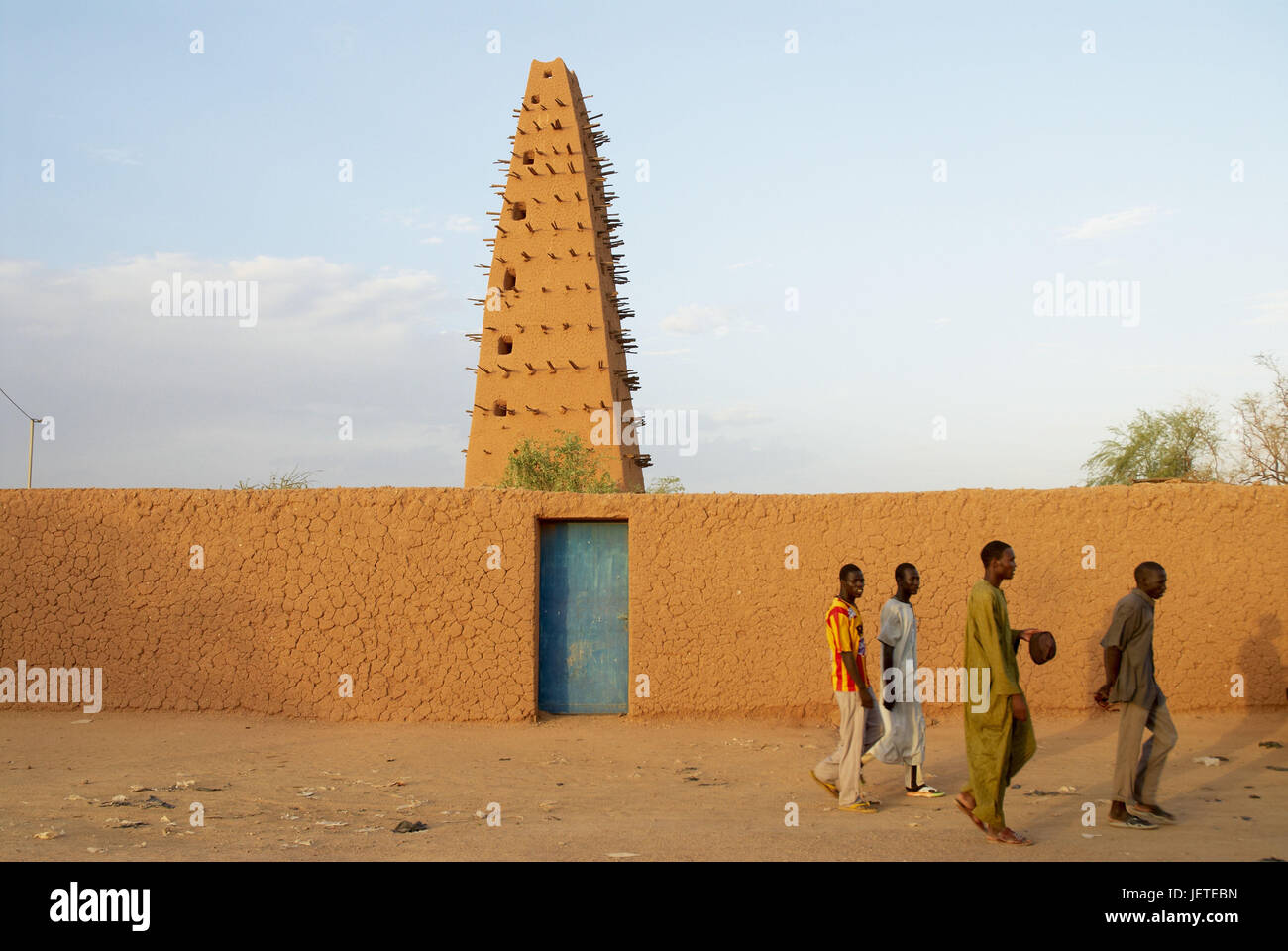 Africa, Niger, Agadez, uomini prima della moschea, Foto Stock