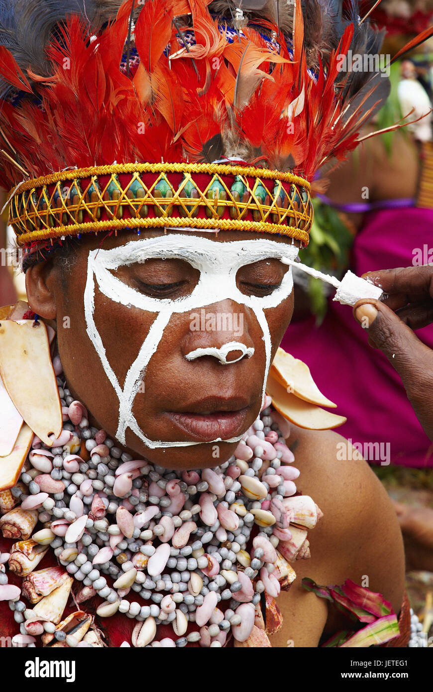 Papua Nuova Guinea, uomo di Huli del ceppo riceve vernice di guerra, vicino, Foto Stock