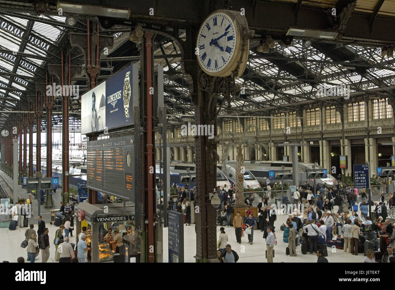 Francia, Parigi, stazione ferroviaria 'done de Lyons, stazione hall, orologio, viaggiatori e nessun modello di rilascio, Foto Stock