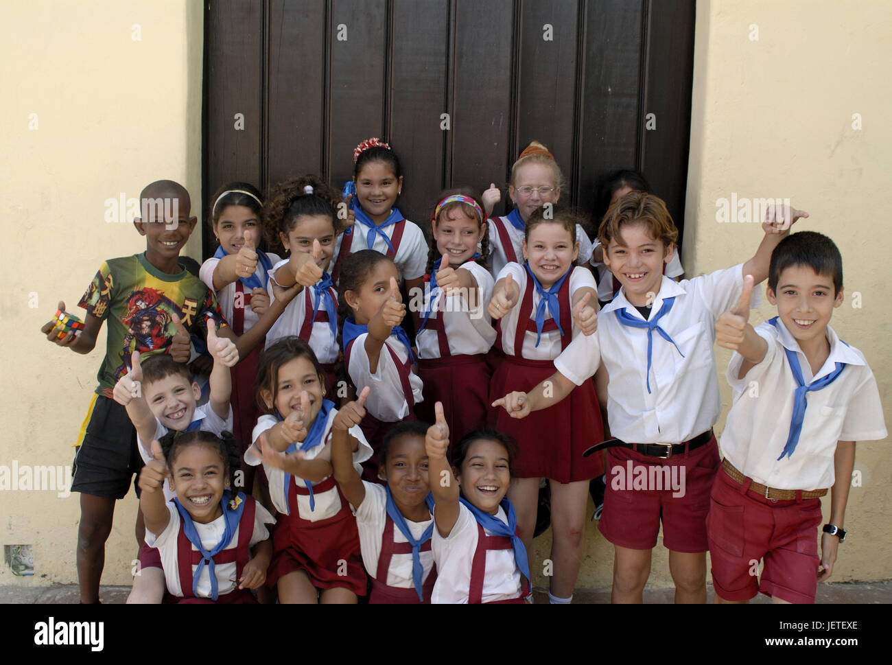 Cuba, Camagüey, la scuola dei bambini, felicemente, foto di gruppo, Caraibi, isola, persona, la gente del posto e le ragazze e i ragazzi, scolari, unità vestiti, uniformi scolastiche, sorriso, gioia, infanzia, illuminante, gioia, esterno, Foto Stock