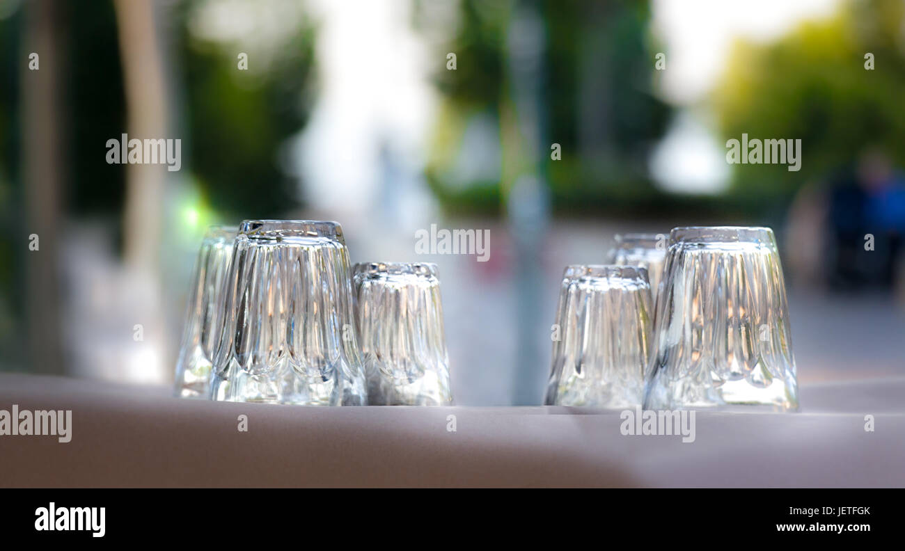 Primo piano di occhiali invertito su un tavolo con la tovaglia di carta. Foto Stock