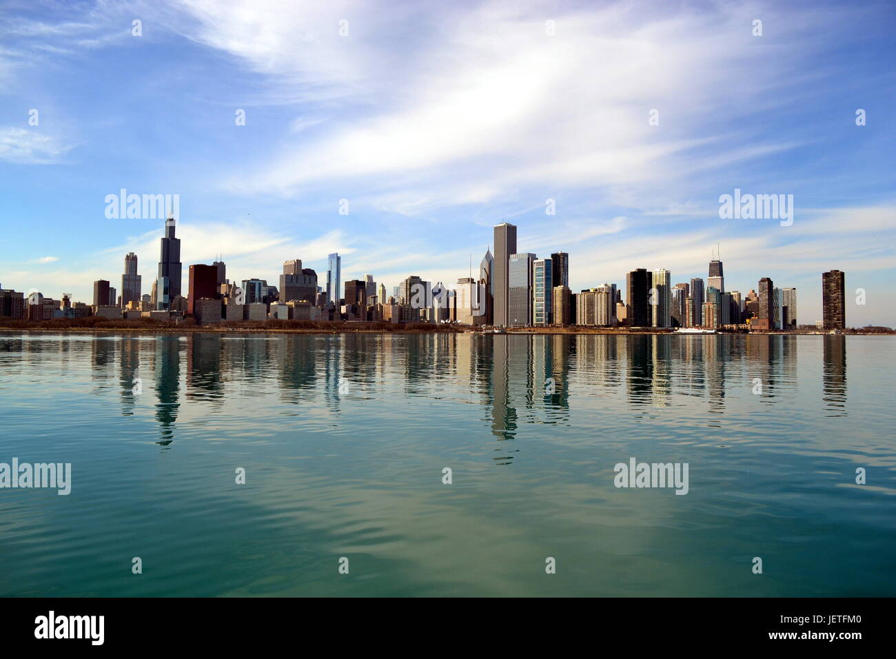 Sullo skyline di Chicago visto dal Lago Michigan Foto Stock