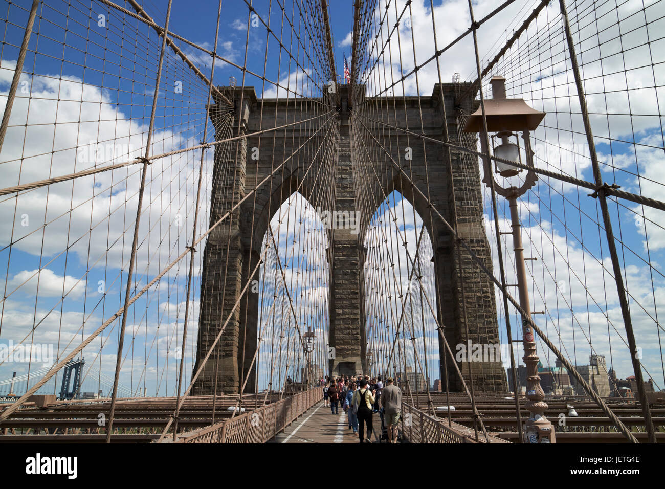 La gente camminare sopra il ponte di Brooklyn tra cavi New York City USA Foto Stock