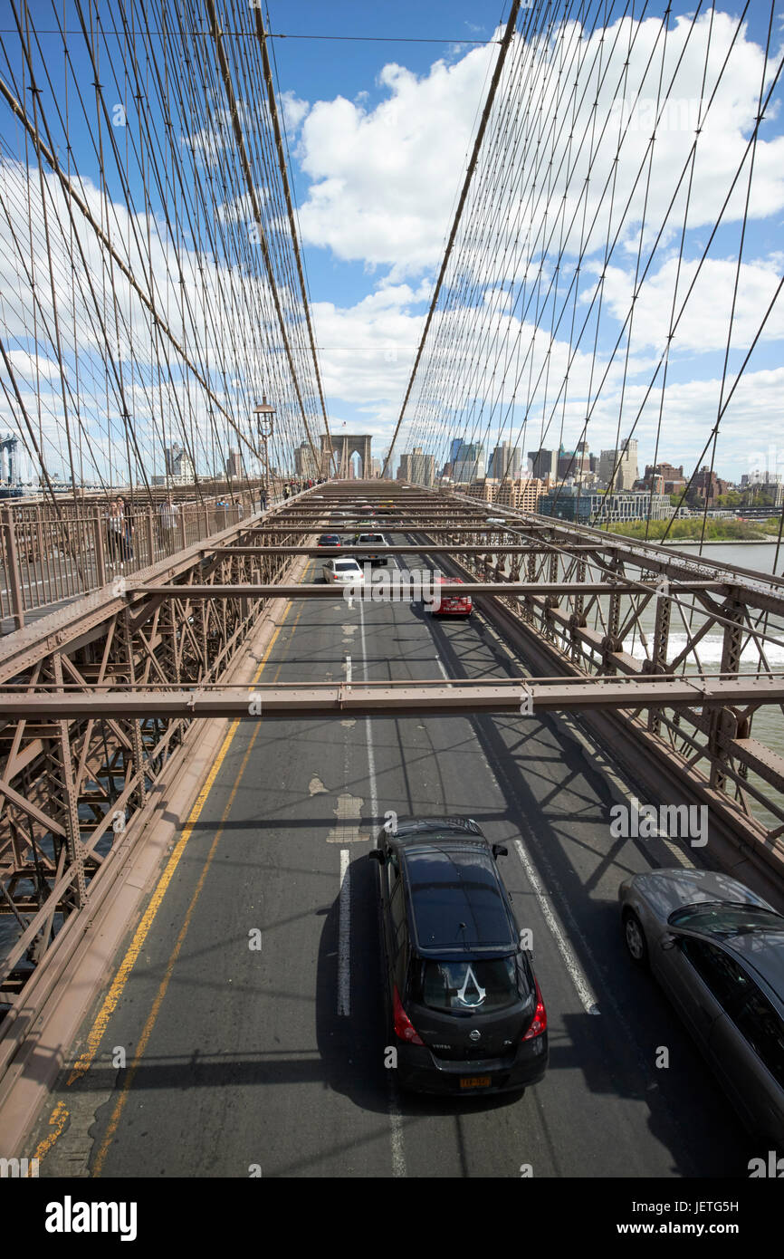Veicoli di traffico la guida su asfalto usurato sul ponte di Brooklyn a New York City USA Foto Stock