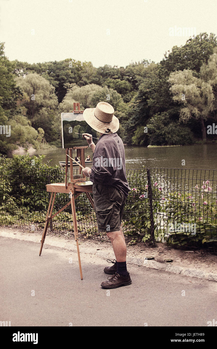 Un uomo di dipingere il paesaggio a Central Park Foto Stock