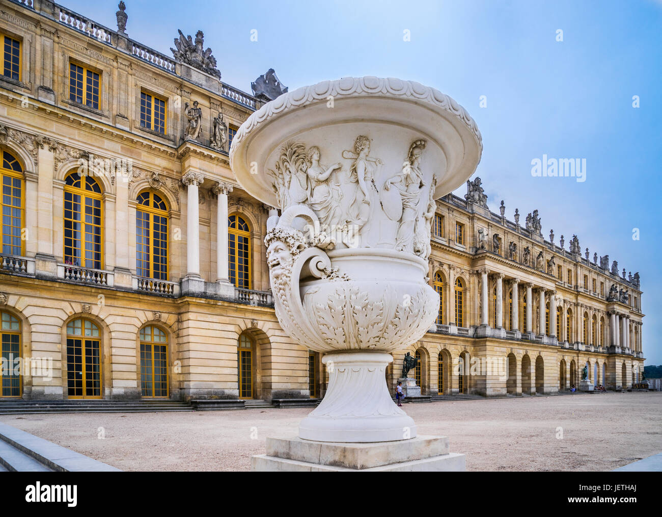 Francia, Ile-de-France, giardino facciata del Palazzo di Versailles e il grande vaso in marmo Foto Stock