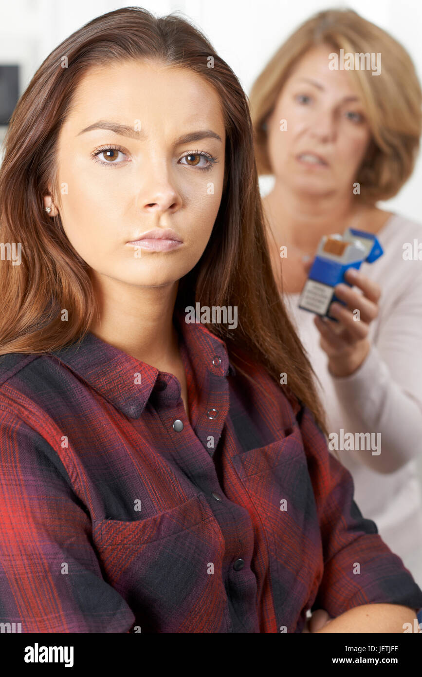 Madre di parlare alla figlia adolescente circa i pericoli del fumo Foto Stock