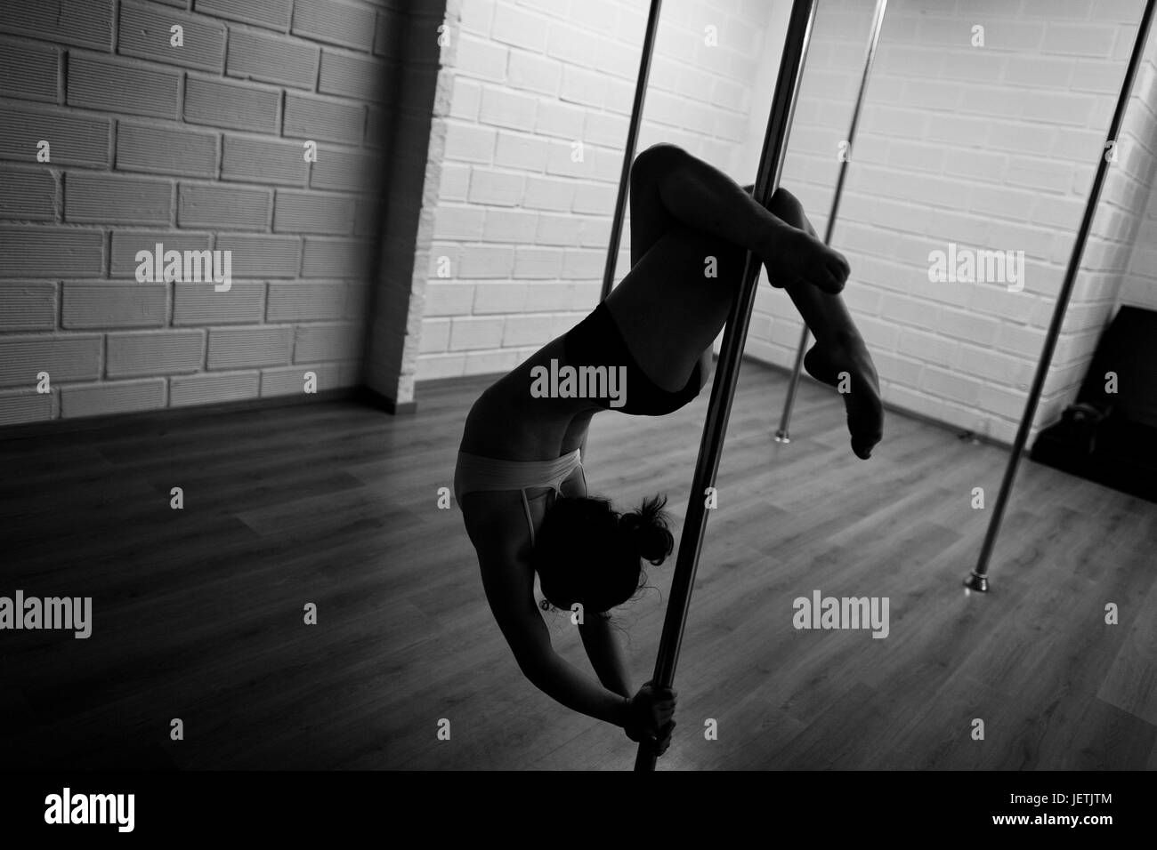 Valeria Aboultaif, un giovanissimo colombiano pole ballerino, mette in mostra la sua flessibilità durante una pole dance sessione di formazione alla Academia Pin Up, un studio di danza in MedellÃ-n, Colombia, 2 marzo 2016. Pole dance, una performance che unisce sport con arte e fusione di danza | Utilizzo di tutto il mondo Foto Stock