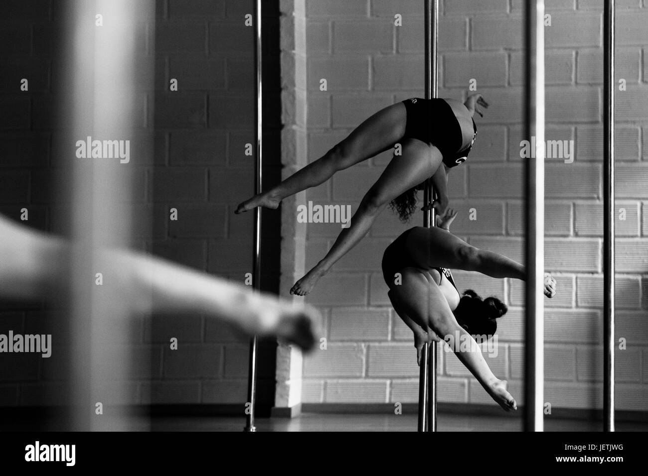 Valeria Aboultaif e Carolina Echavarria, giovanissimo colombiano pole ballerini, girare intorno a un polo durante una sessione di formazione in ambito accademico Pin Up, un studio di danza in MedellÃ-n, Colombia, 2 marzo 2016. Pole dance, una performance che unisce sport con arte e la fusione di utilizzo | in tutto il mondo Foto Stock