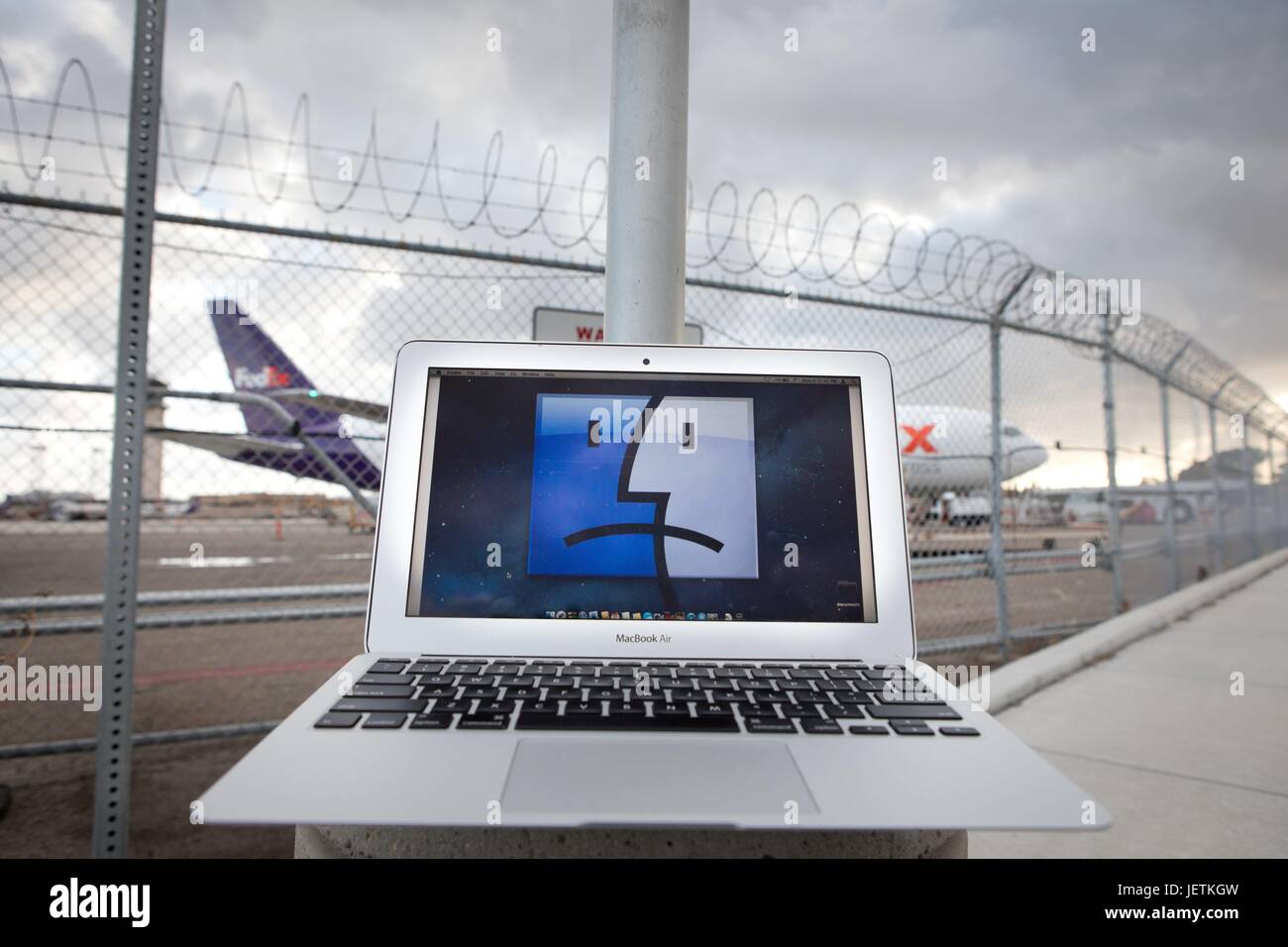 Per ragioni di sicurezza cabina portatili sono vietati su determinati voli: notebook Apple che mostra una faccina triste in un recinto all'Aeroporto Internazionale di San Diego, nel marzo 2017. | Utilizzo di tutto il mondo Foto Stock