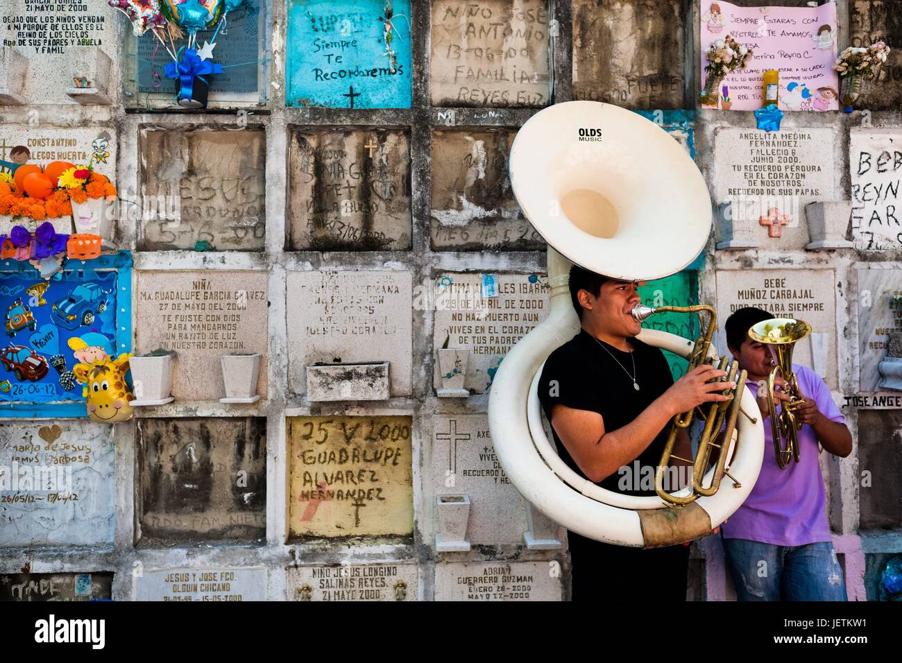 Musicisti messicani gioco accanto a un columbarium durante il giorno dei morti festeggiamenti nel cimitero di Morelia, Michoacan, Messico, 2 novembre 2014. Il giorno dei morti ("ÄòDia de Muertos'Äô) è una sincretica festa religiosa, celebrato in tutta Mexic | Utilizzo di tutto il mondo Foto Stock