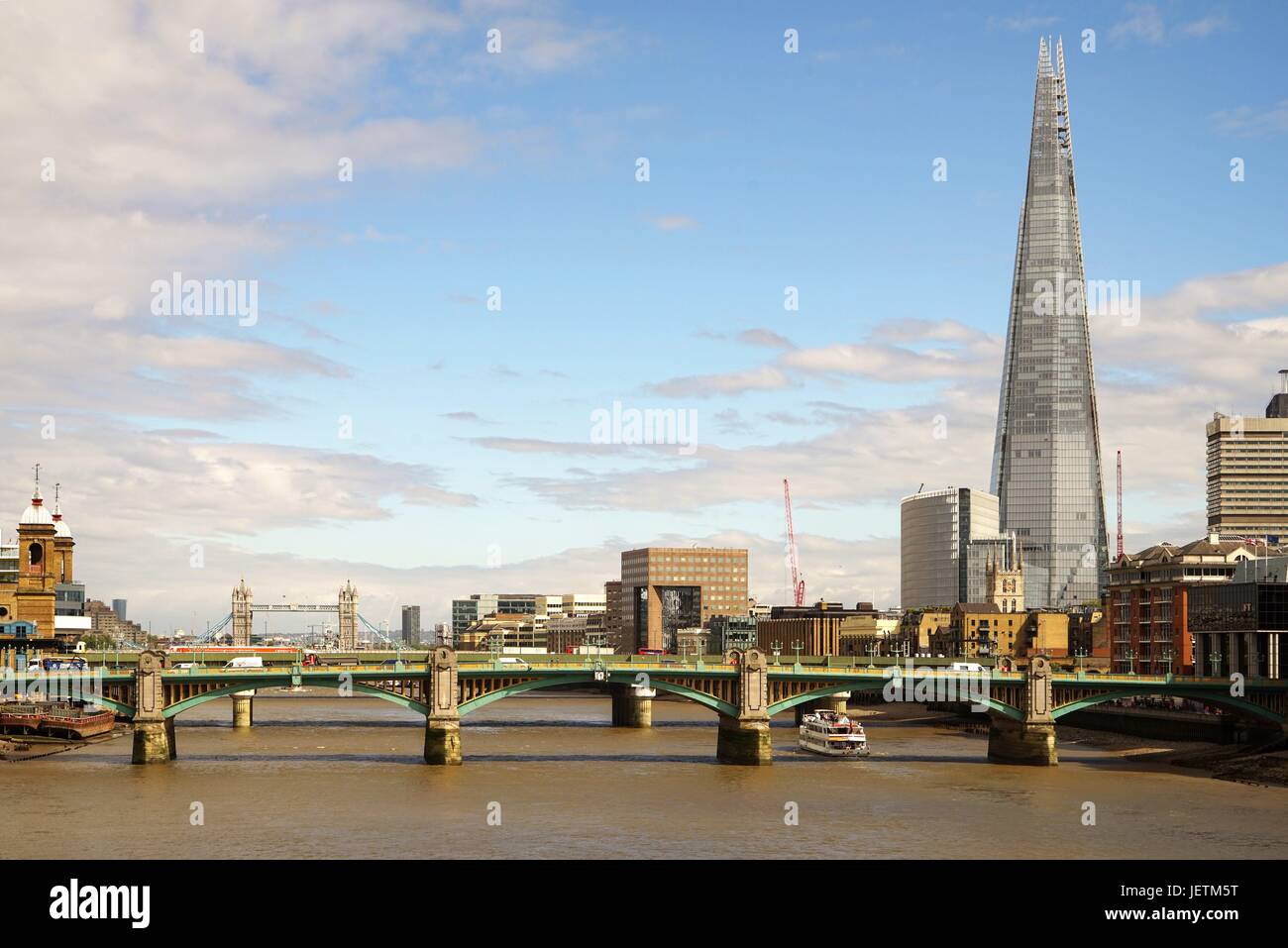 Inghilterra: Shard grattacielo a Londra come si vede dalla banca del Nord del Tamigi. Foto da 05. Maggio 2017. | Utilizzo di tutto il mondo Foto Stock