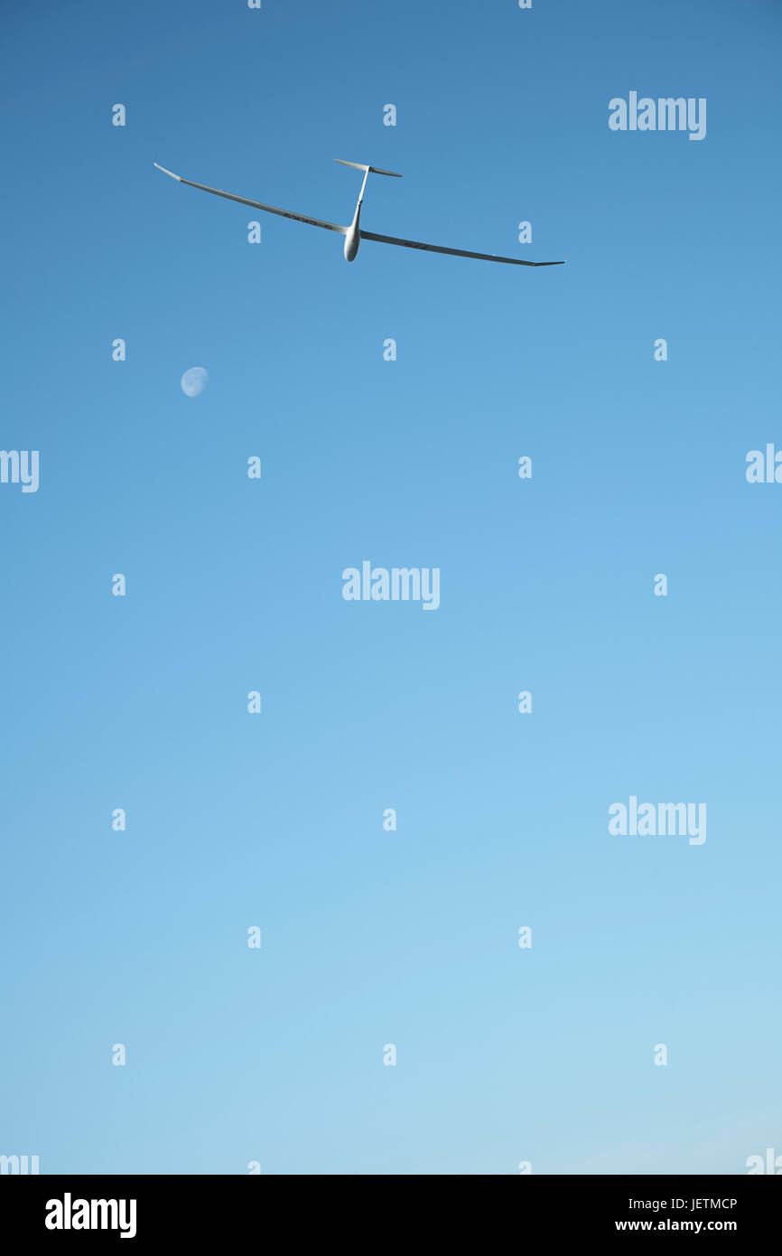 Parapendio ad alte prestazioni soaring attraverso il cielo blu. Foto Stock