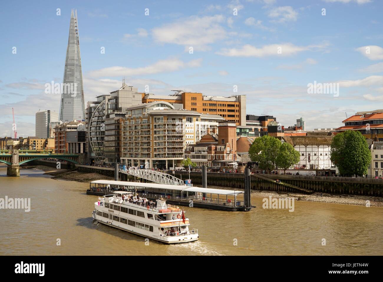 Inghilterra: Shard grattacielo a Londra come si vede dalla banca del Nord del Tamigi. Foto da 05. Maggio 2017. | Utilizzo di tutto il mondo Foto Stock