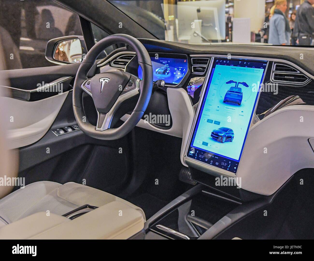 Tesla interior immagini e fotografie stock ad alta risoluzione - Alamy