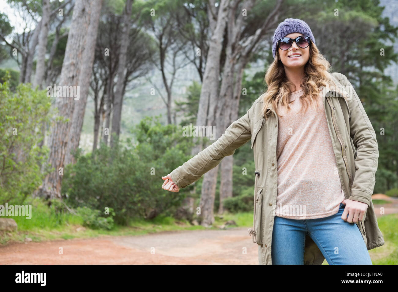 Il sollevatore escursionismo donna con occhiali da sole Foto Stock