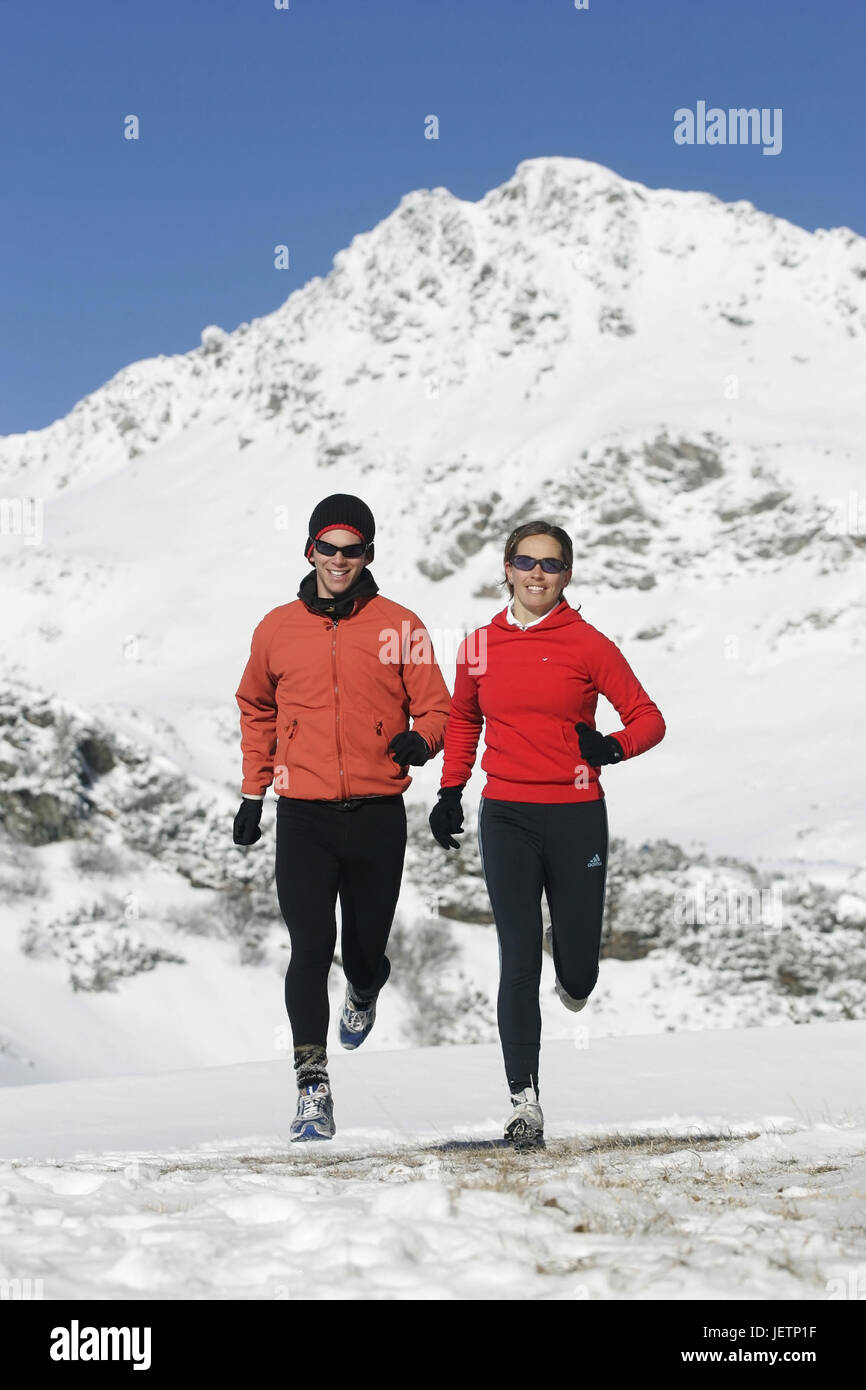 L uomo e la donna jog in inverno, Mann und Frau im joggen inverno Foto Stock