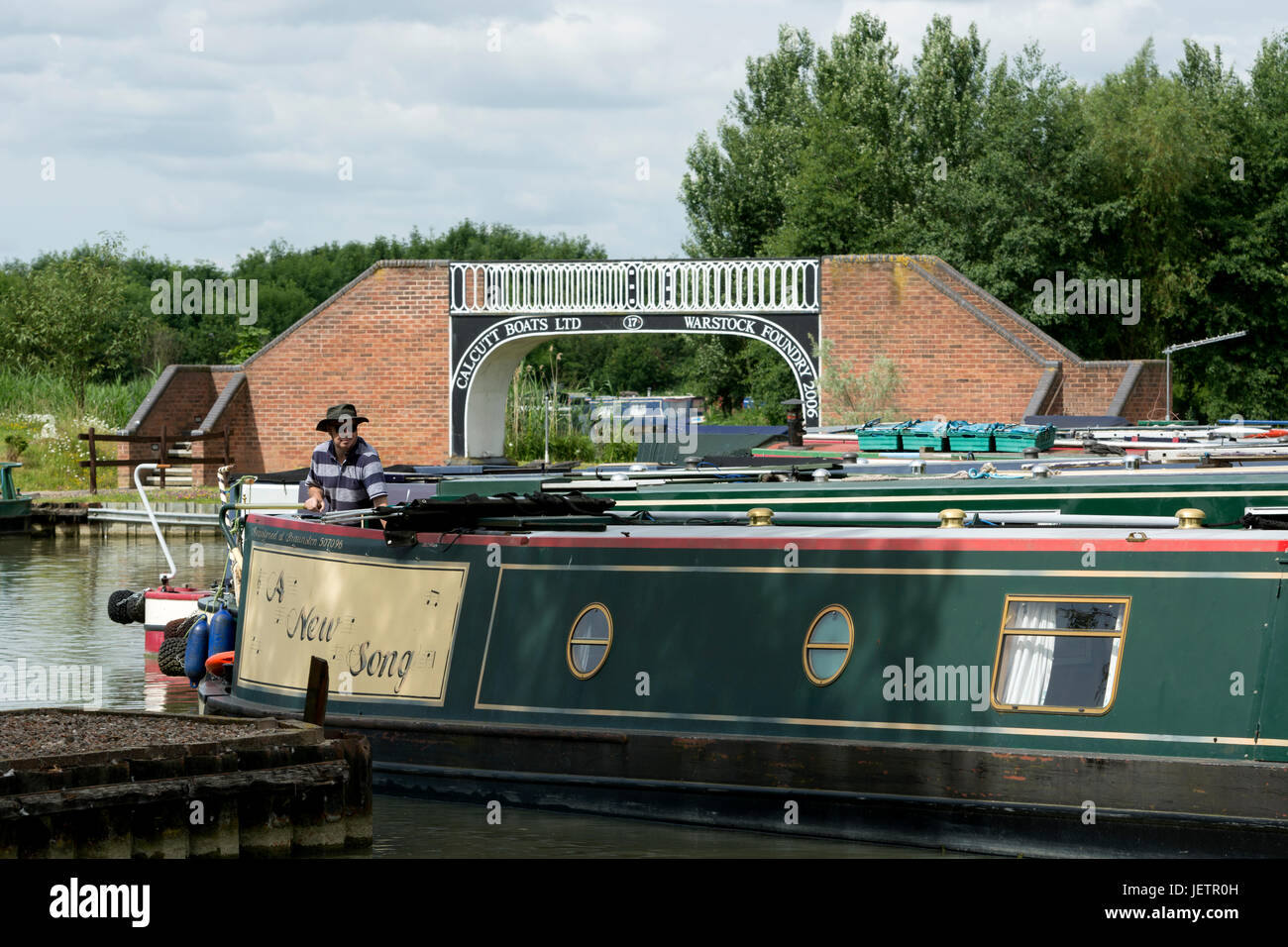 Un narrowboat lasciando Calcutt Marina sul Grand Union Canal, Warwickshire, Inghilterra, Regno Unito Foto Stock