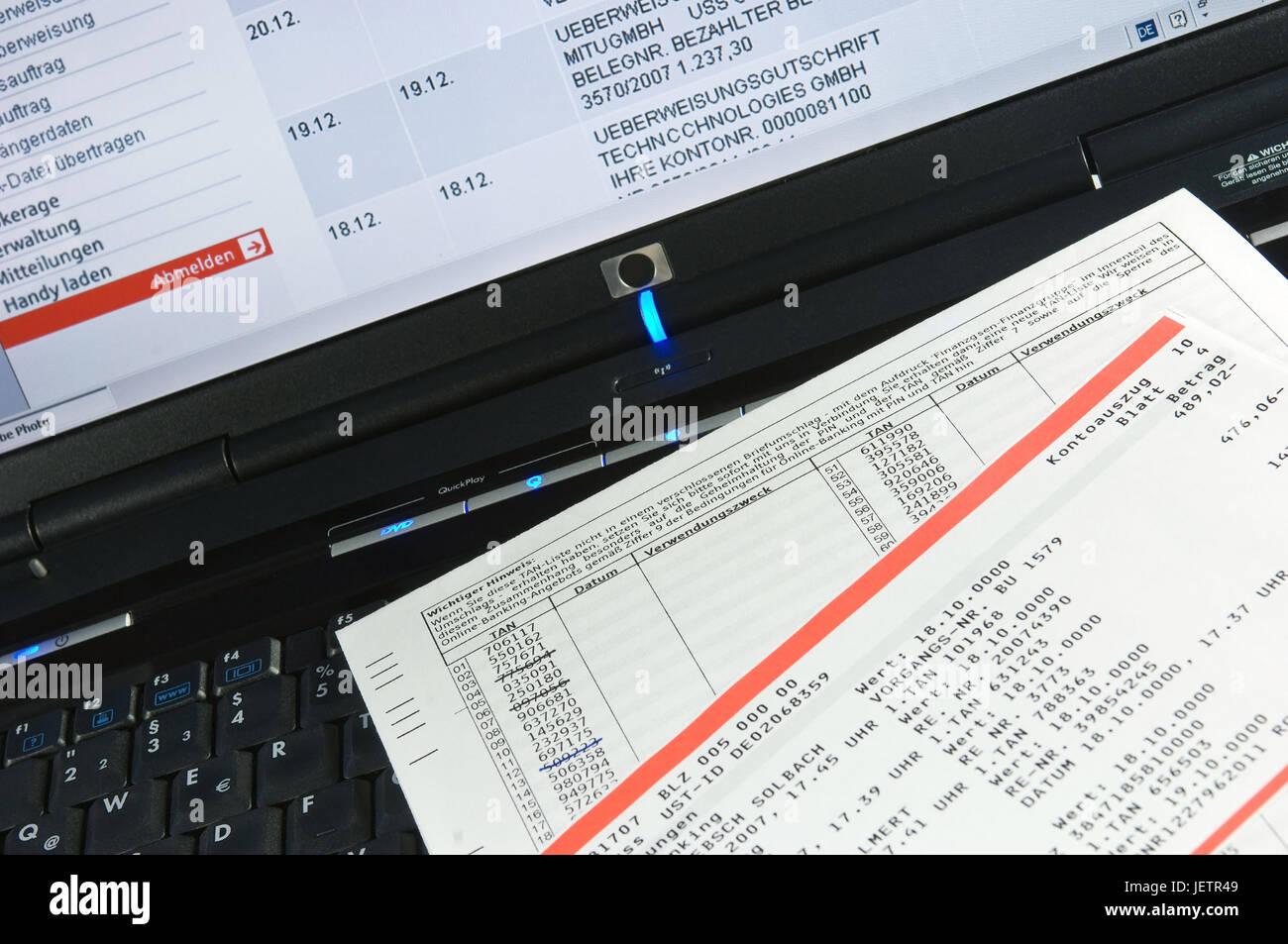 TAN elenco e un estratto conto bancario sulla tastiera di un PC recumbent, TAN-Liste und Kontoauszug auf einer PC-Tastatur liegend Foto Stock