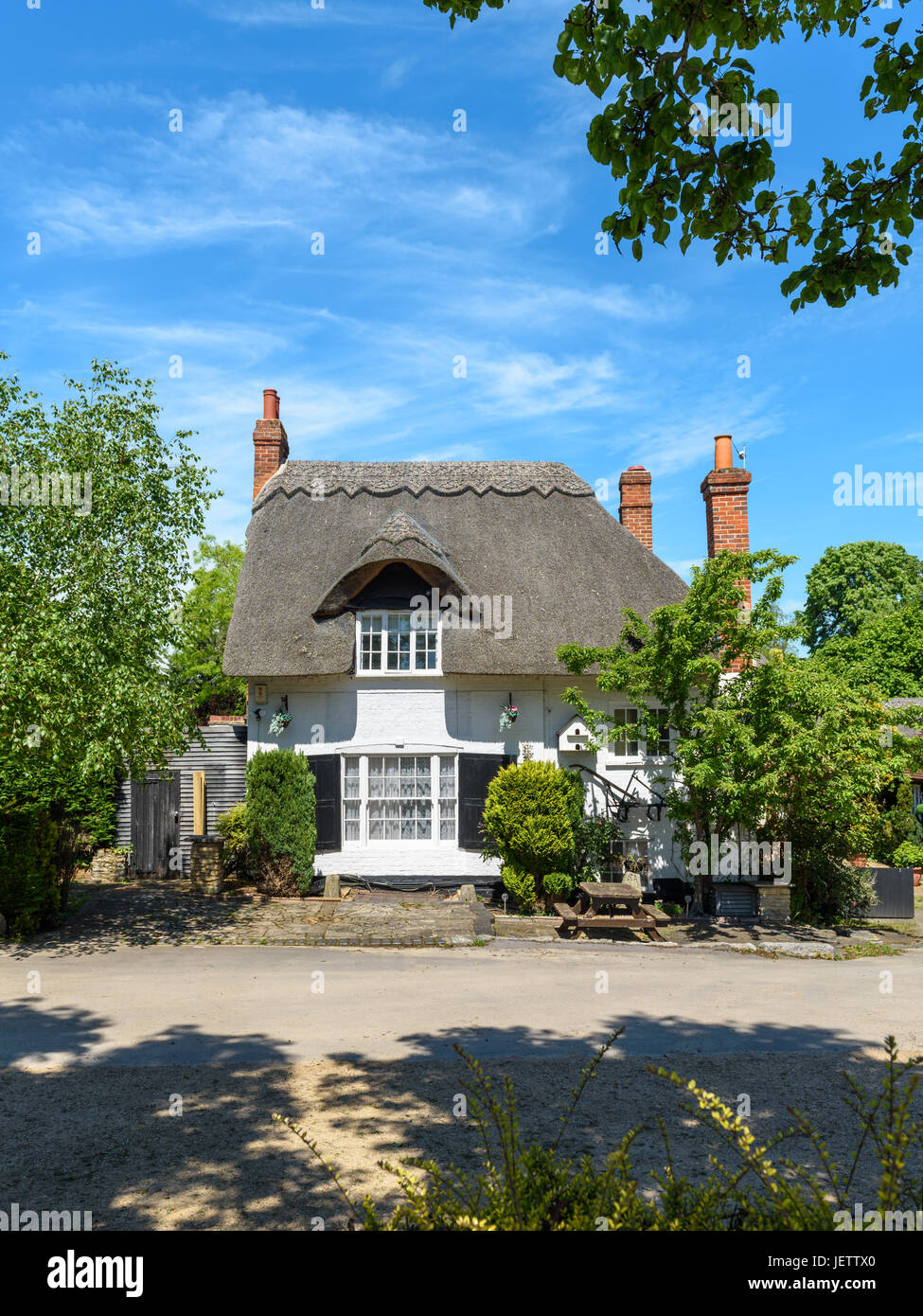 Cottage con il tetto di paglia, Clifton Hampden, Oxfordshire, Regno Unito Foto Stock