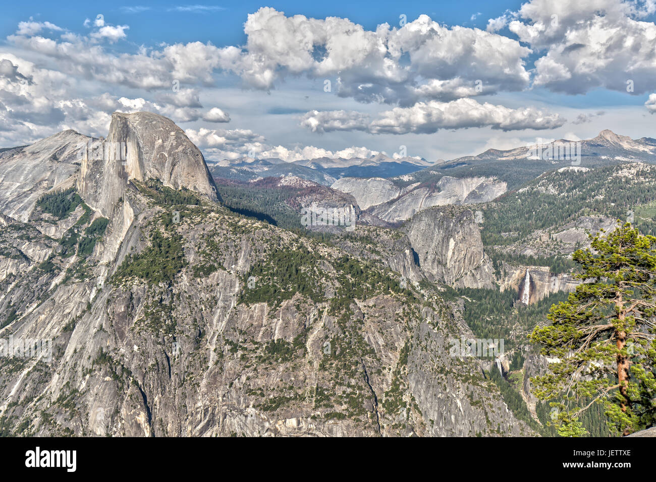 Vista dal punto ghiacciaio oltre mezza cupola e il Parco Nazionale di Yosemite Valley Foto Stock