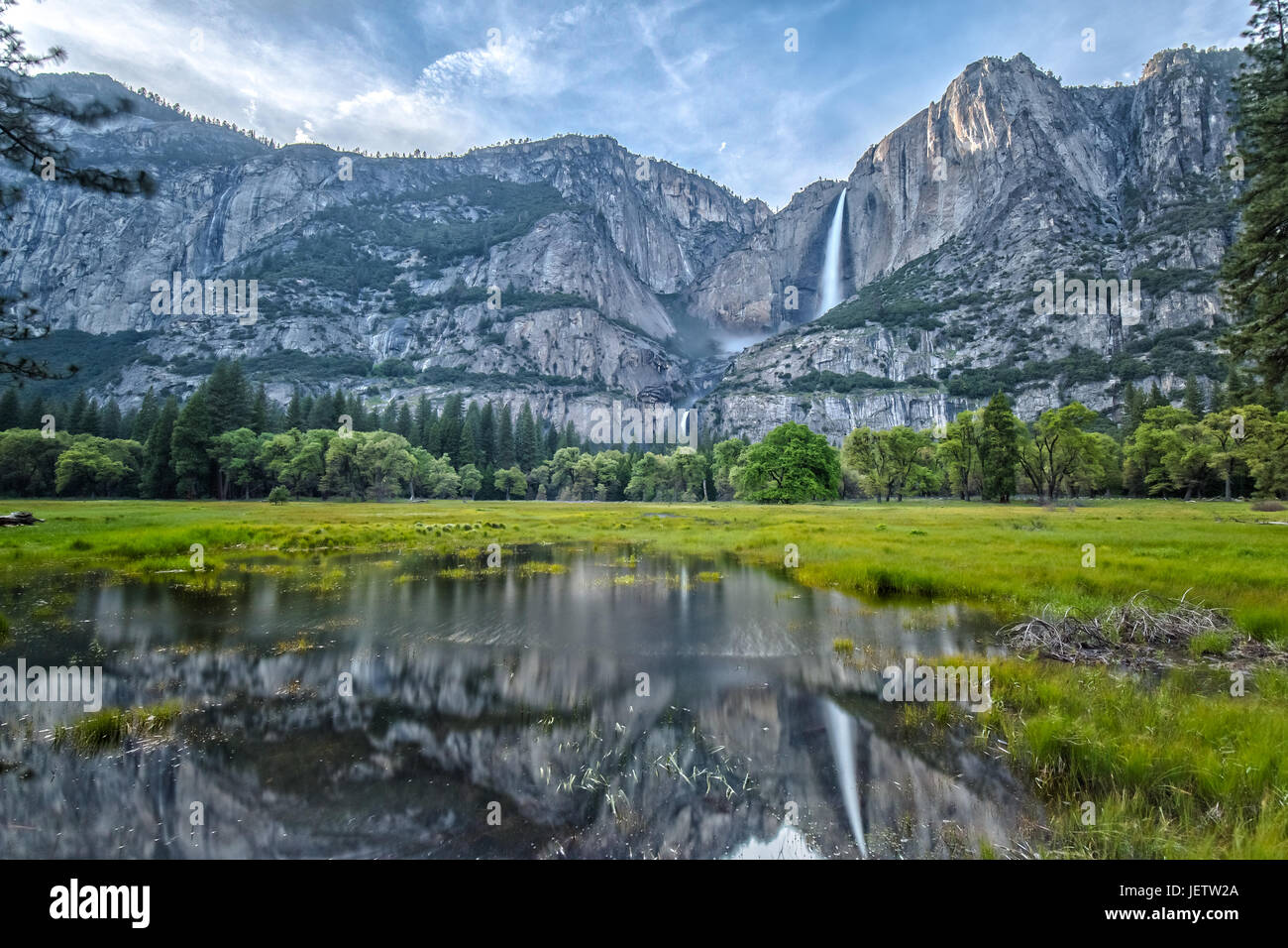 Yosemite Falls e la sua riflessione sull'acqua a valle Foto Stock