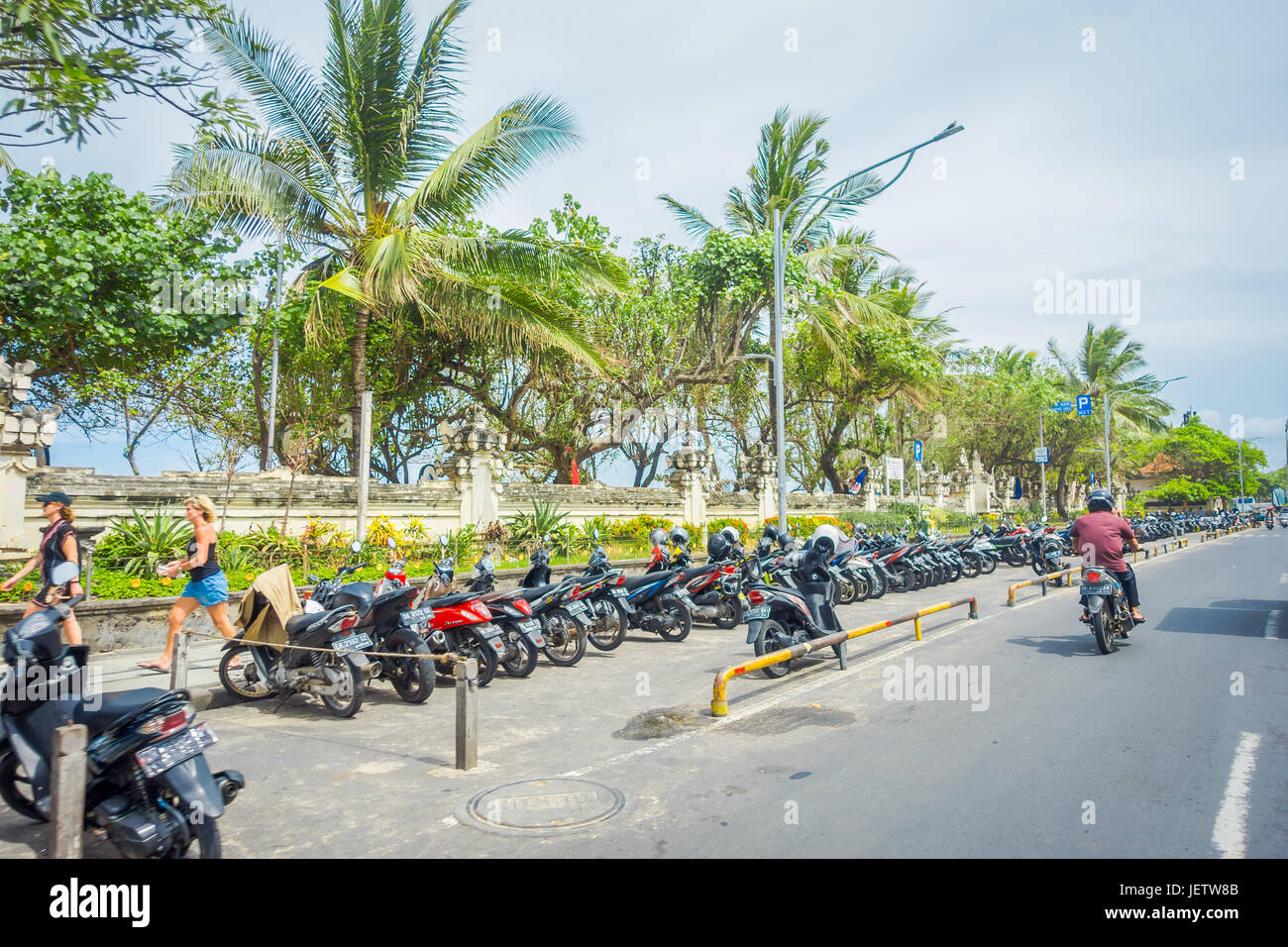 BALI - INDONESIA marzo 08. 2017: Unidentified motociclista scorre giù per la strada. Legian area del. Legian è un suburbana e zona spiaggia sulla costa ovest Foto Stock