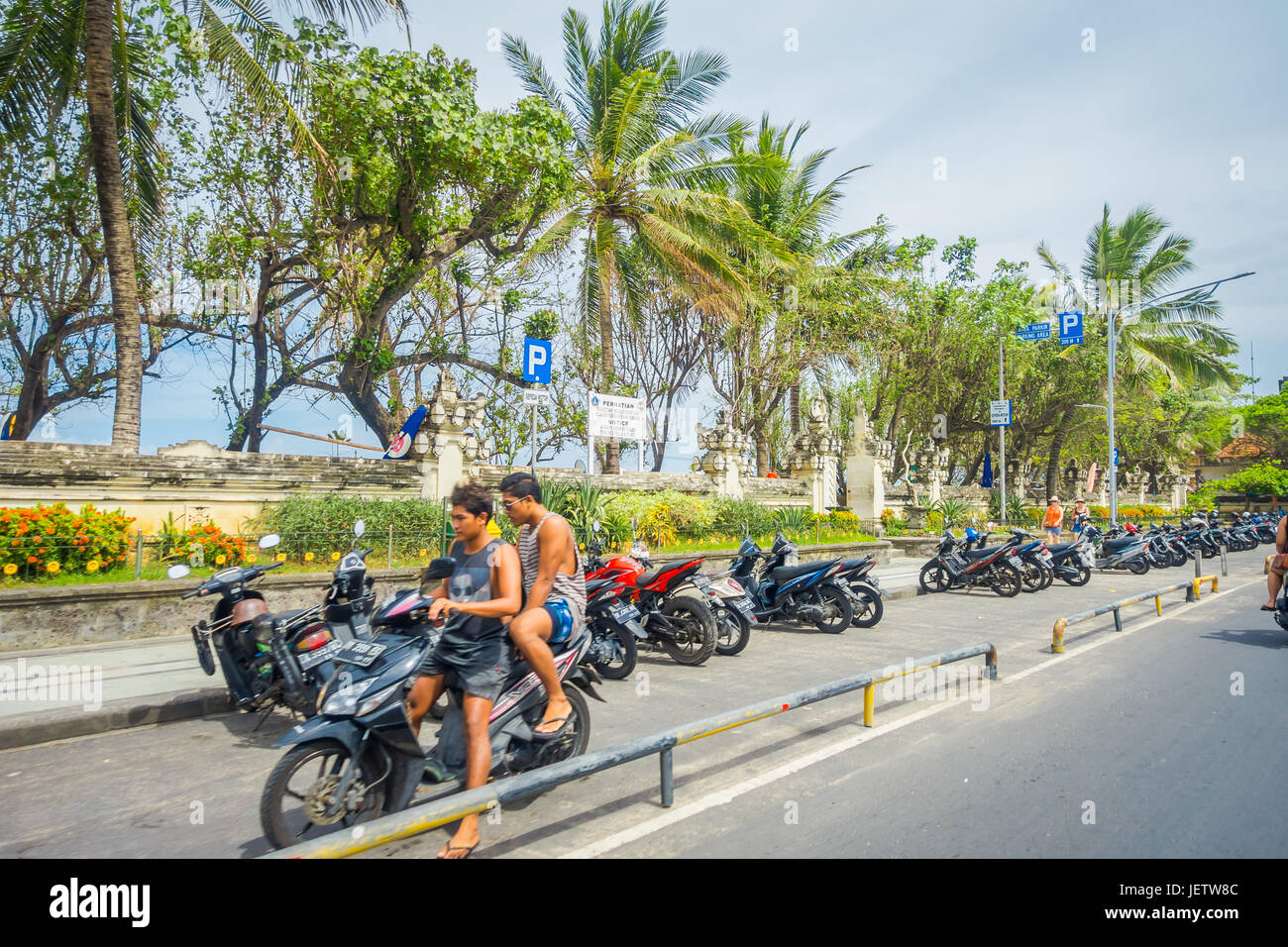 BALI - INDONESIA marzo 08. 2017: Unidentified motociclista scorre giù per la strada. Legian area del. Legian è un suburbana e zona spiaggia sulla costa ovest Foto Stock