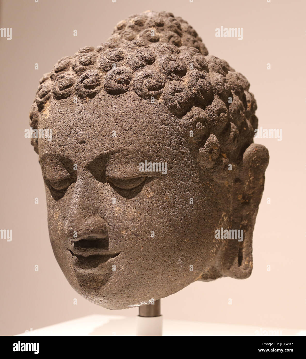 Testa di Buddha. Tempio di Borobudur, 9th. secolo. Isola di Giava, in Indonesia. Andesite scolpito. Dinastia Sailendra. Foto Stock