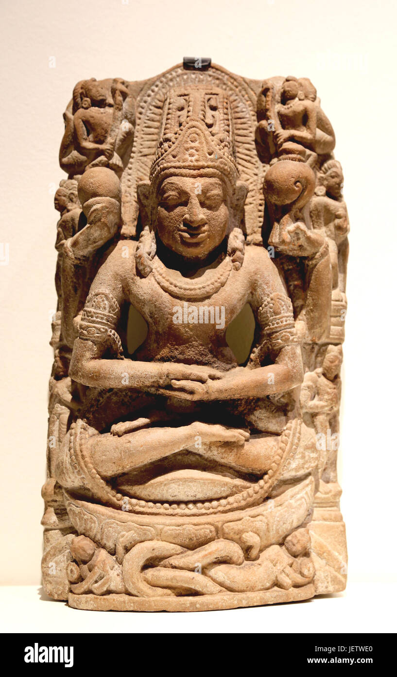 Vishnu su un fiore di loto, (11th-12th) secolo. A nord di India. Pietra scolpita. Foto Stock