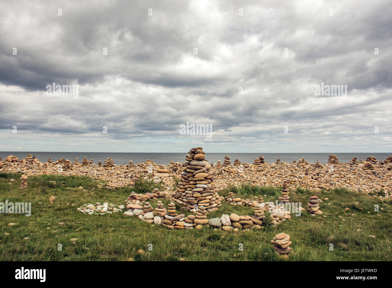 Spiaggia di pietra arte sulla riva del Lindisfarne Isola Foto Stock