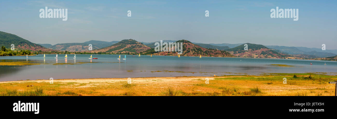 Hérault (34) vue sur le lac du Salagou, lac de retenue du barrage du Salagou // Francia. Herault (34) vista sopra Le Lac du Salagou Foto Stock