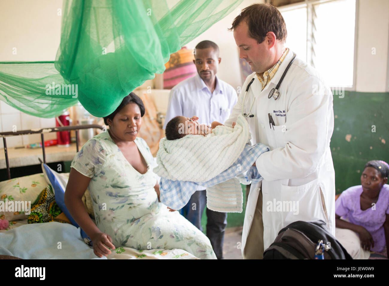 Un expat medico missionario lavora al reparto pediatrico all ospedale di Bundibugyo, Uganda. Foto Stock