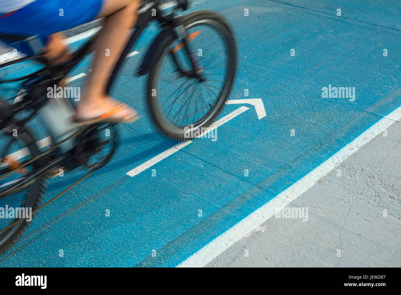 Qualcuno sconosciuto in sella a una moto sulla pista ciclabile o percorso del ciclo all'esterno. Foto Stock