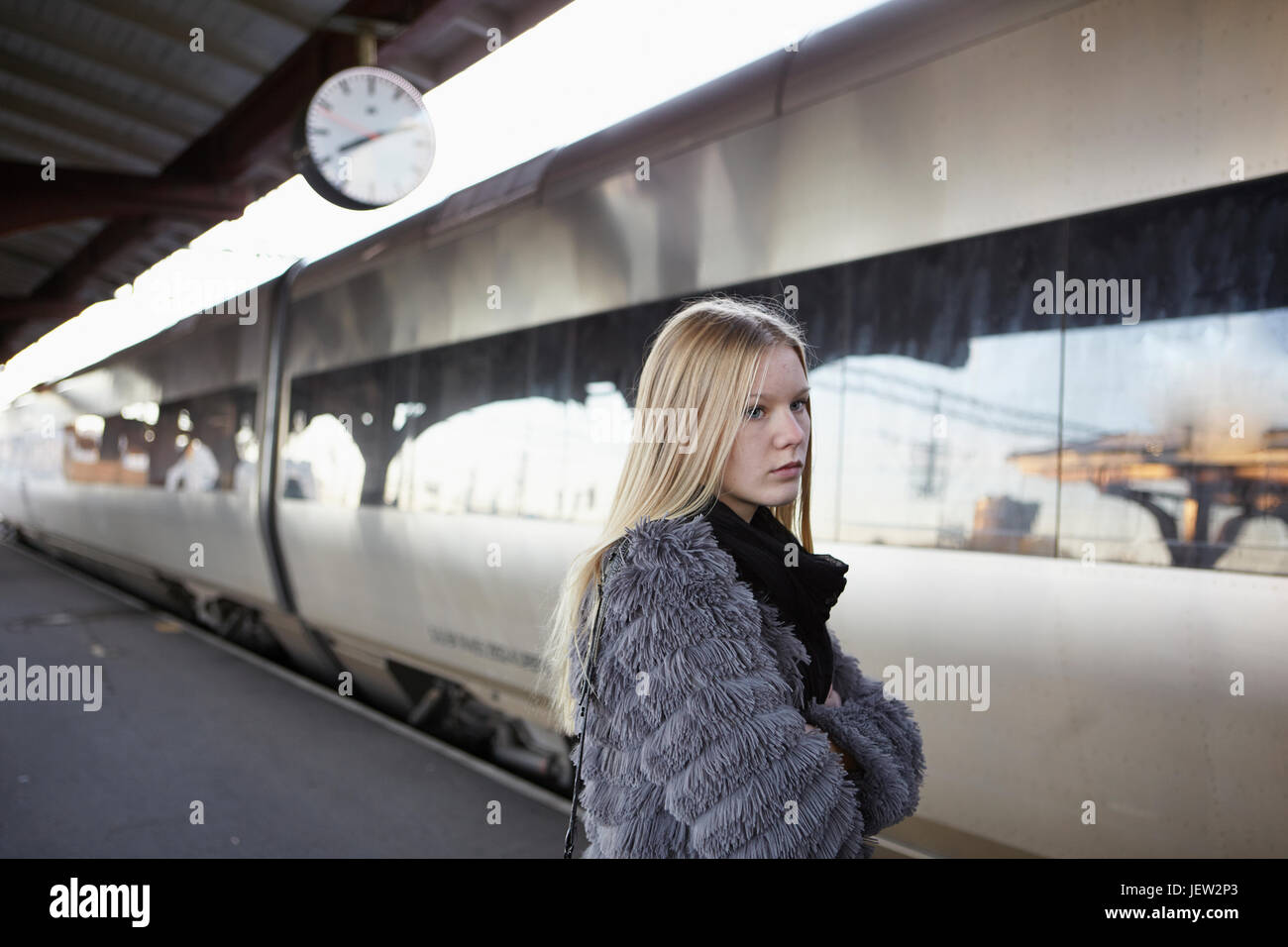 Giovane donna sulla piattaforma del treno Foto Stock