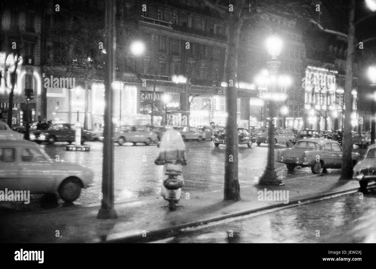 L Avenue des Champs Elysées a Parigi nel 1958, di fronte al cinema George V, trova 144-146 avenue des Champs Elysées. Dicembre 1958 Photo Michael Holtz Foto Stock